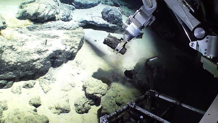 Lấy mẫu chất hiếm trên bề mặt núi Tropic Seamount. Ảnh: BBC