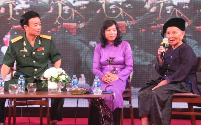 Bà Lý Thị Lởi kể chuyện chèo đò đưa bộ đội qua sông Kỳ Cùng tại Lễ kỷ niệm 40 năm Ngày thành lập Sư đoàn 337, ngày 28-7-2018. 