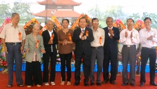 Cựu cán bộ Ban Kiểm tra Khu ủy khu V chụp ảnh lưu niệm tại nơi từng công tác.