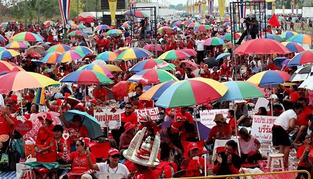 Hơn 100 nghìn người “áo đỏ” biểu tình ở ngoại ô Bangkok. (Ảnh: The Nation)