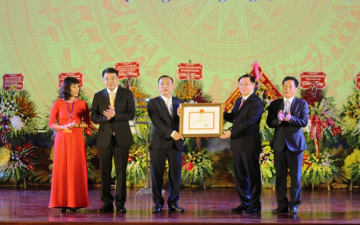 Phó Thủ tướng Chính phủ Vương Đình Huệ trao Quyết định và Bằng công nhận đạt chuẩn NTM cho huyện Quảng Xương.