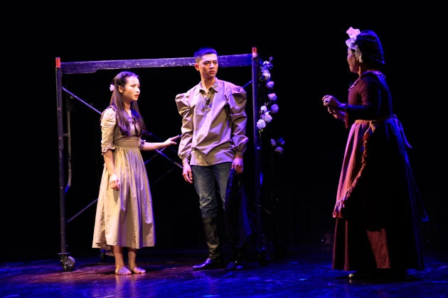 Các nghệ sĩ tập một cảnh trong vở kịch. Ảnh: NHKVN