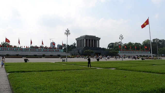 Quốc kỳ tung bay trên quảng trường Ba Đình lịch sử gợi nhớ về thế hệ cha anh, những người đã ngã xuống để Tổ quốc có được nền độc lập, hòa bình ngày hôm nay.