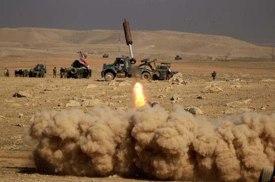 Các thành viên thuộc lực lượng phản ứng nhanh của Iraq bắn tên lửa về phía các tay súng IS trong một cuộc giao tranh tại khu vực phía nam Mosul, Iraq, ngày 19-2-2017. (Ảnh: Reuters)
