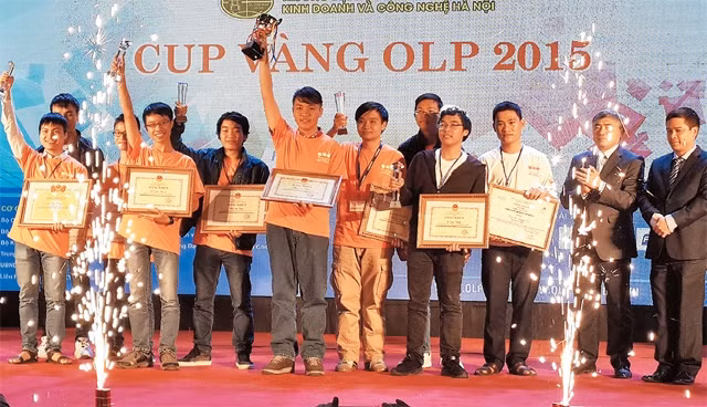 Phạm Văn Hạnh (người thứ sáu từ trái sang) đoạt Cúp vàng kỳ thi Ô-lim-pích Tin học sinh viên Việt Nam lần thứ 24 năm 2015.