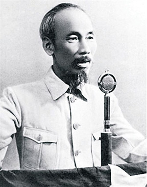 Chủ tịch Hồ Chí Minh đọc Tuyên ngôn Độc lập, khai sinh nước Việt Nam Dân chủ Cộng hòa.