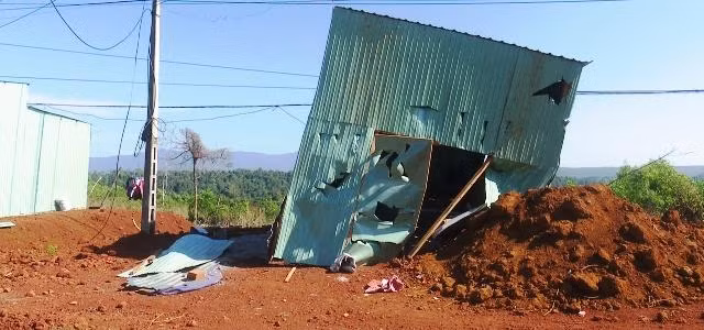 Tại thôn Đồng Tiến, xã Quảng Sơn, nhà trái phép bị phá tan hoang do tranh chấp giữa người dân địa phương với các băng nhóm xã hội đen.