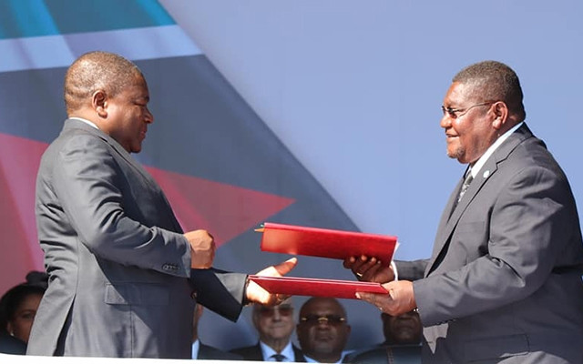Tổng thống Mozambique và lãnh đạo Renamo tại buổi ký kết. Ảnh Clubofmozambique.com