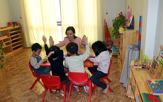 Giờ học của cô giáo Ðỗ Thị Nhị với các bé tại Cơ sở mầm non chuyên biệt Bình Minh (Bắc Ninh).