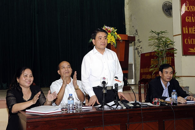 Chủ tịch UBND TP Hà Nội Nguyễn Đức Chung đối thoại với người dân xã Đồng Tâm, huyện Mỹ Đức (Hà Nội) chung quanh những vấn đề người dân bức xúc. Ảnh: DUY LINH