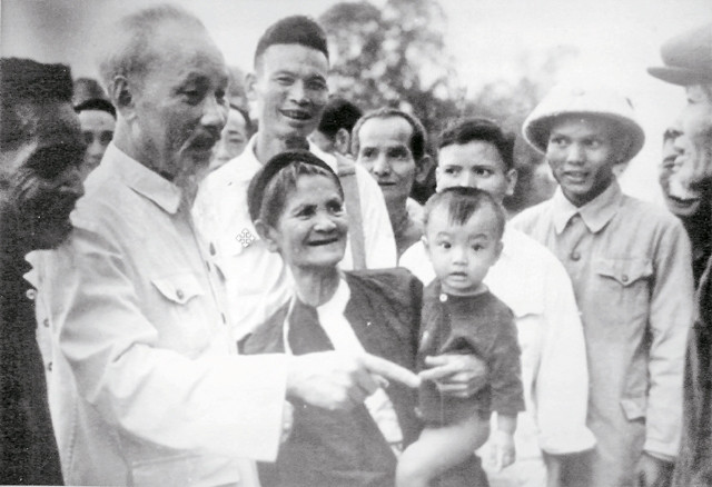 Bác Hồ về thăm quê (1957) sau 50 năm xa cách.