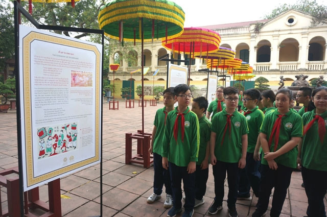 Học sinh Hà Nội tìm hiểu về nghi thức lễ tạ vinh quy sau khi cuộc thi Đình kết thúc.