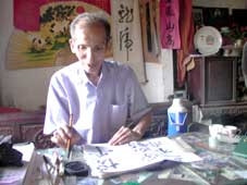 Ông Nguyễn Khắc Quýnh,
người dạy chữ Hán cho lớp
trẻ làng Nành hôm nay.