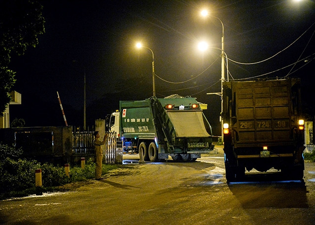 Ngoài rác thải sinh hoạt, Khu liên hợp xử lý chất thải Nam Sơn mỗi ngày còn tiếp nhận hàng chục tấn rác thải công nghiệp và nguy hại. 