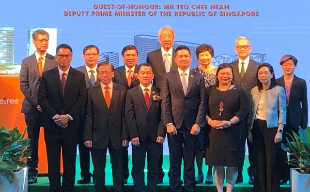 Lãnh đạo hai bên cắt băng khánh thành Tòa nhà.