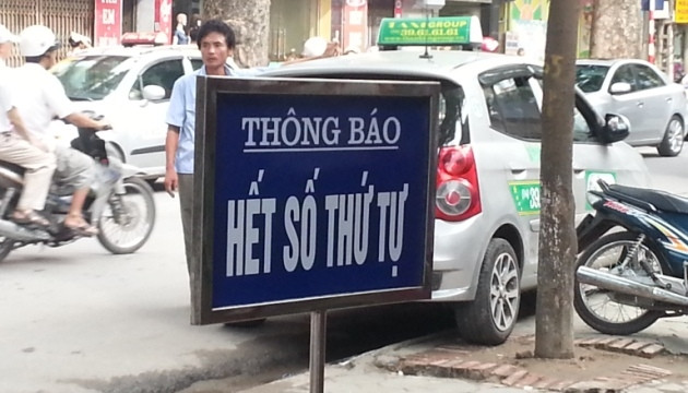 Mới 8 giờ 20 phút, nhân viên trung tâm tiêm chủng số 131 Lò Đúc đã thông báo hết số thứ tự. 