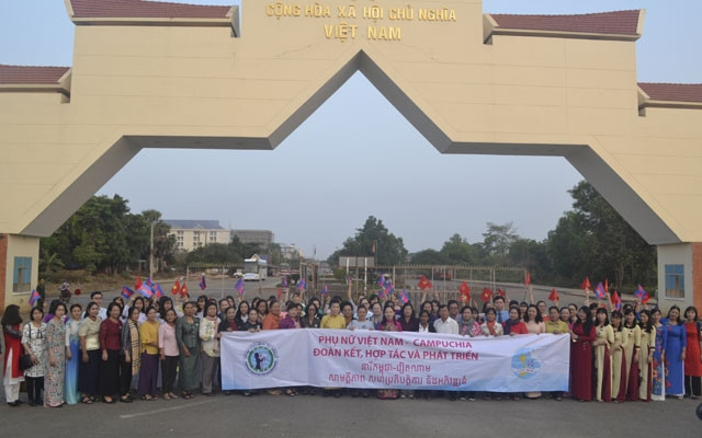 Đón đoàn tại Cửa khẩu quốc tế Xa Mát.