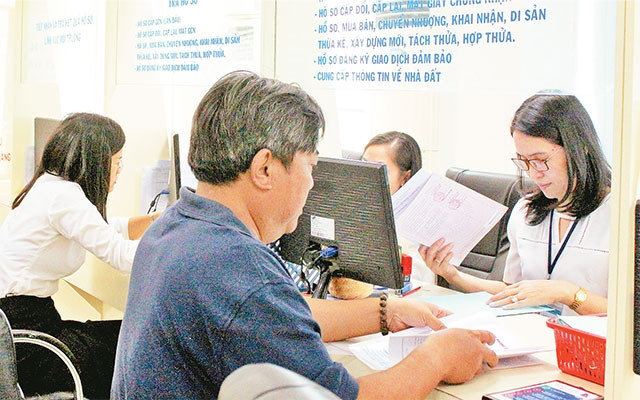 Cán bộ, công chức UBND quận 3 giải quyết hồ sơ hành chính cho người dân. Ảnh: Thế Anh