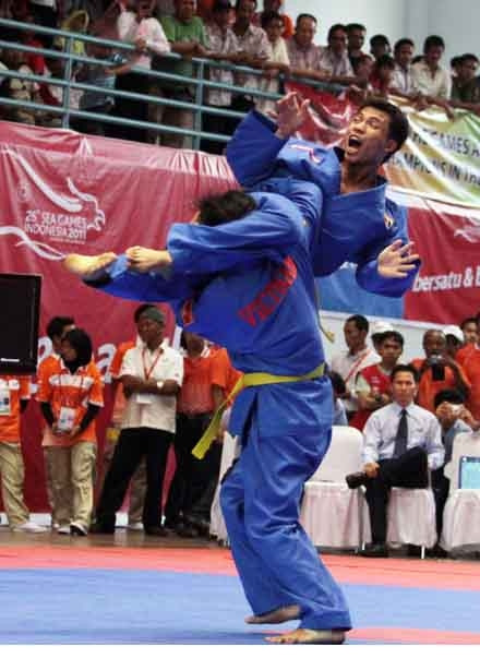 Đòn thế kẹp cổ - đặc trưng của vovinam.