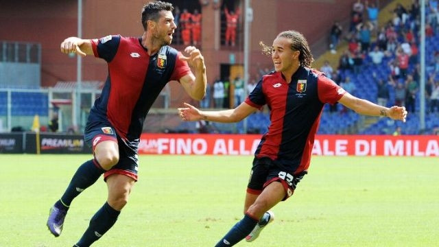 Các cầu thủ Genoa mừng bàn thắng.