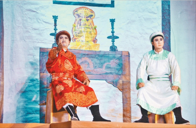 NSƯT Hữu Danh (người bên trái), trong vở “Nước mắt quyền thần” do ông viết kịch bản.