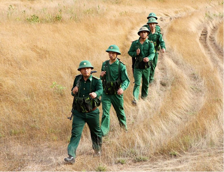 Các chiến sỹ Biên phòng đang làm nhiệm vụ tuần tra. (Ảnh: Dương Giang/TTXVN)