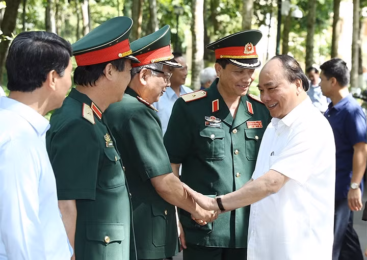 Thủ tướng Nguyễn Xuân Phúc và các cán bộ Ban Quản lý Lăng Chủ tịch Hồ Chí Minh. Ảnh: THỐNG NHẤT (TTXVN)