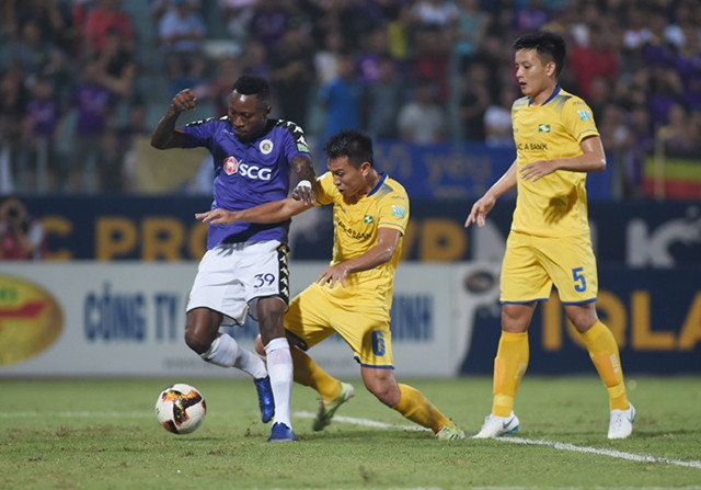 Tiền đạo Hoàng Vũ Samson toả sáng với hai bàn thắng giúp Hà Nội sớm giành chức vô địch V-League 2018.