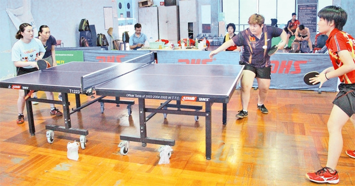 Các vận động viên đội tuyển bóng bàn TP Hồ Chí Minh tập luyện tại Trung tâm Thể dục thể thao Hoa Lư (quận 1).