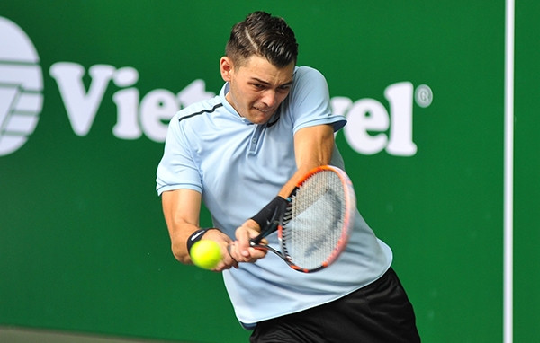 Hạt giống số 1 người Mỹ Taylor Fritz không gặp nhiều khó khăn để vượt qua Prashanth (Ấn Độ).