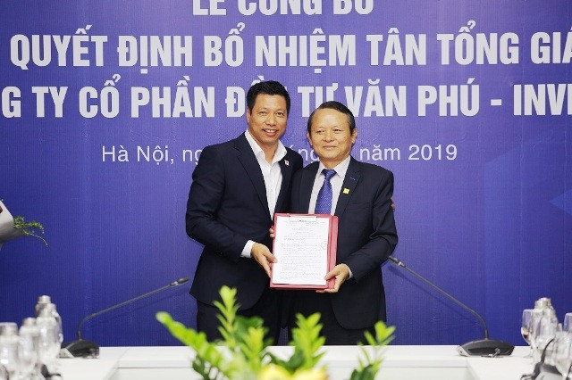 Chủ tịch HĐQT Văn Phú - Invest Tô Như Toàn trao quyết định bổ nhiệm cho tân Tổng Giám đốc Đoàn Châu Phong.