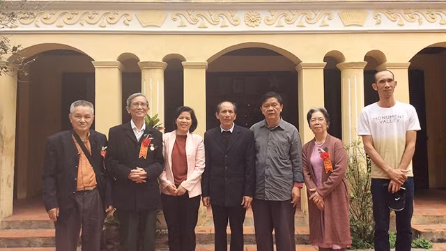 Đoàn khách đến thăm ngôi nhà lịch sử ngày 26-3-2018 kỷ niệm cùng vợ chồng ông Công Ngọc Dũng (đứng giữa).