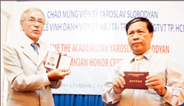 PGS, TSKH Trần Đức Chính (người bên phải) nhận danh hiệu Viện sĩ của aBu.