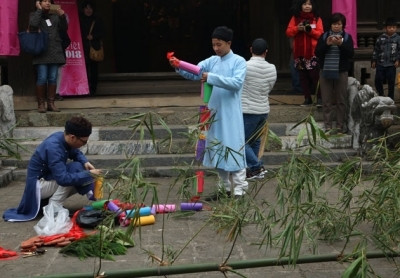 Chuẩn bị dựng cây nêu.