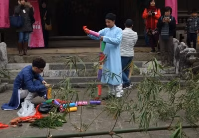 Chuẩn bị dựng cây nêu.