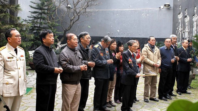 Cựu tù Hỏa Lò thắp hương tưởng niệm.