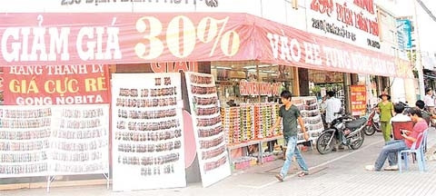 Một cửa hàng bán mắt kính trên đường Ðiện Biên Phủ (quận 3).