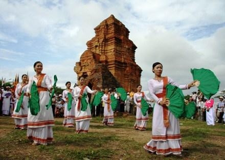 Chương trình biểu diễn nghệ thuật dân gian dân tộc Chăm phục vụ du khách sẽ được tổ chức định kỳ.