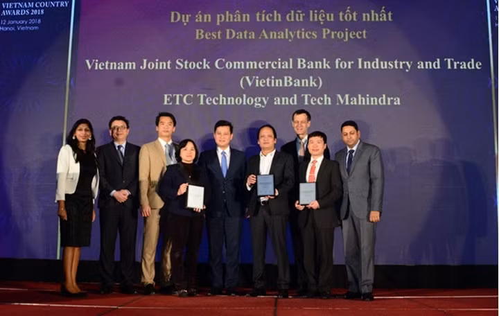 Đại diện VietinBank nhận giải thưởng Dự án phân tích dữ liệu tốt nhất.