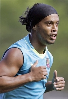 AC Milan mời gọi Ronaldinho với giá 140  triệu USD