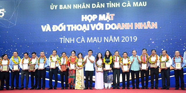 Lãnh đạo tỉnh Cà Mau tặng bằng khen cho các doanh nghiệp, doanh nhân tiêu biểu.