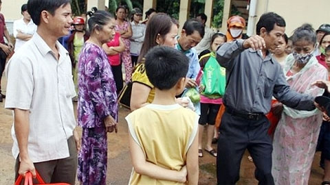 Gia đình cháu bé tử nạn đau xót chuẩn bị đưa bé về an táng ở quê nhà