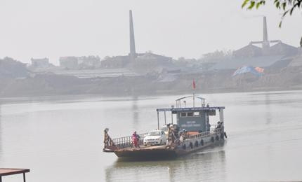 Chiếc đò mang tên“Vườn Chuối TOURIST” ngang nhiên chở tới 2 chiếc ô-tô qua sông.