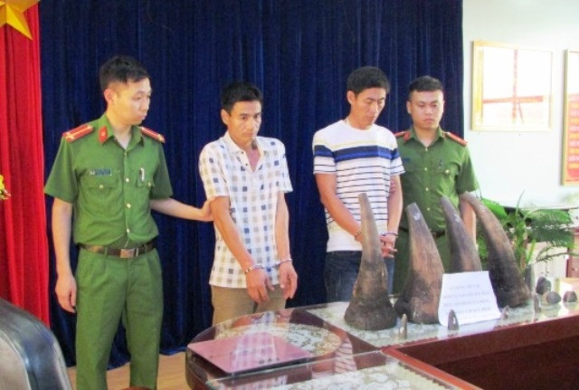 Hai đối tượng vận chuyển trái phép sừng tê giác bị bắt giữ cùng tang vật.