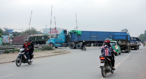 Xe công-ten-nơ đi tuyến đường ĐT 385 rẽ qua đường tàu vào đường ĐH 13 tránh trạm thu phí số 1 quốc lộ 5 trên địa bàn huyện Văn Lâm (Hưng Yên).