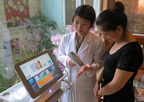 Giới thiệu cho khách hàng công nghệ mới tại một cơ sở phẫu thuật thẩm mỹ.