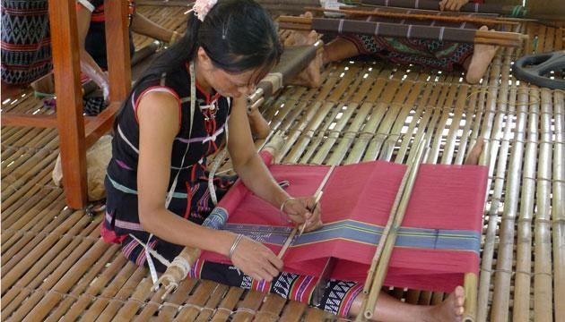 Phụ nữ thôn Zara dệt thổ cẩm.