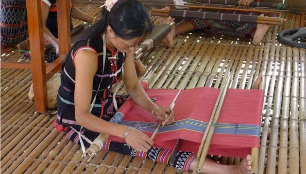 Phụ nữ thôn Zara dệt thổ cẩm.