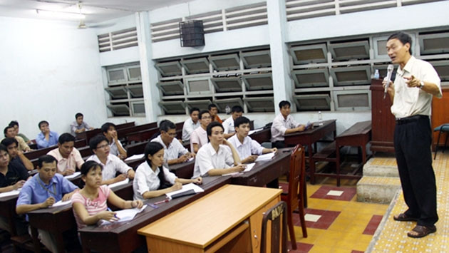 Những phòng học như thế này là điều mong ước của nhiều sinh viên đại học hệ không chính quy. Trong ảnh: Lớp học của sinh viên năm thứ hai Khoa Xây dựng hệ không chính quy ĐH Bách khoa (ĐH Quốc gia TP 