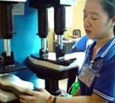 Ngành giày dép lo hầu kiện bán phá giá
